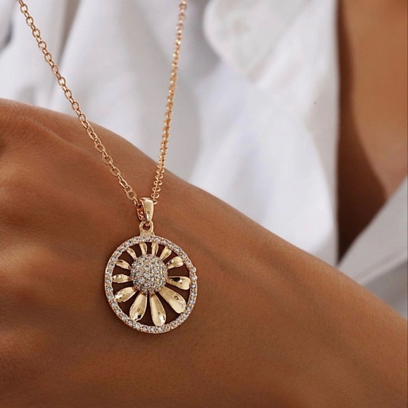 LAST ONE🔥 Flower Necklace | 18k Gold Plated | Luxury Jewelry - Picture 1 of 12